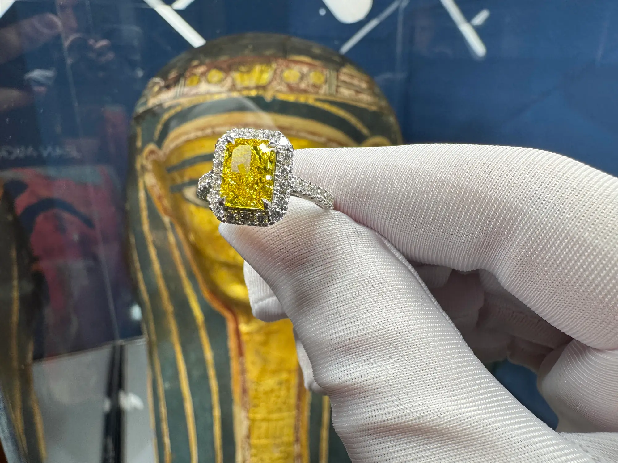 Lab Grown Fancy Yellow Diamond Ring 2CT VVS1 14