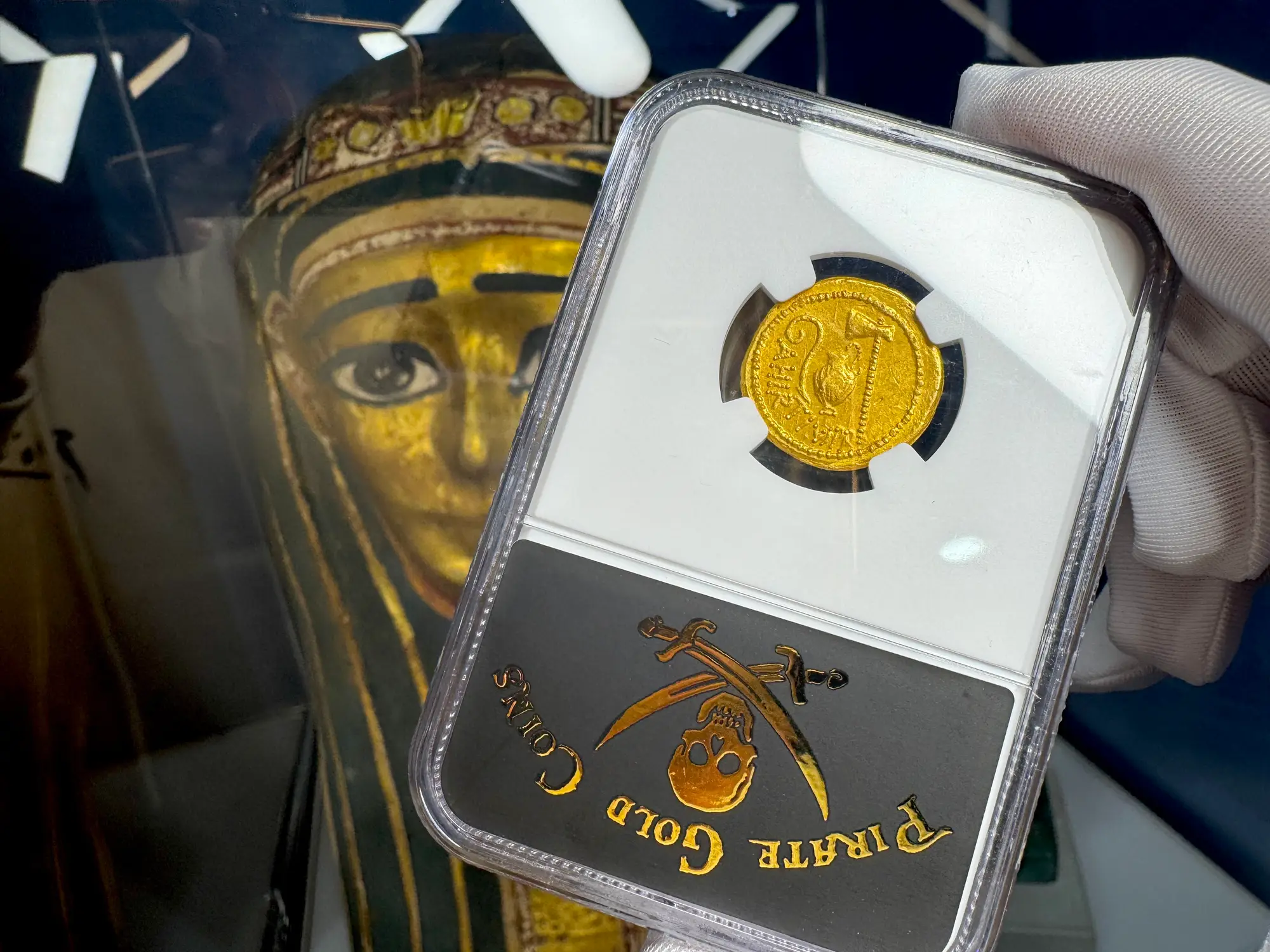 Roman Imperatorial "Julius Caesar" 44BC Aureus NGC Ch XF 9