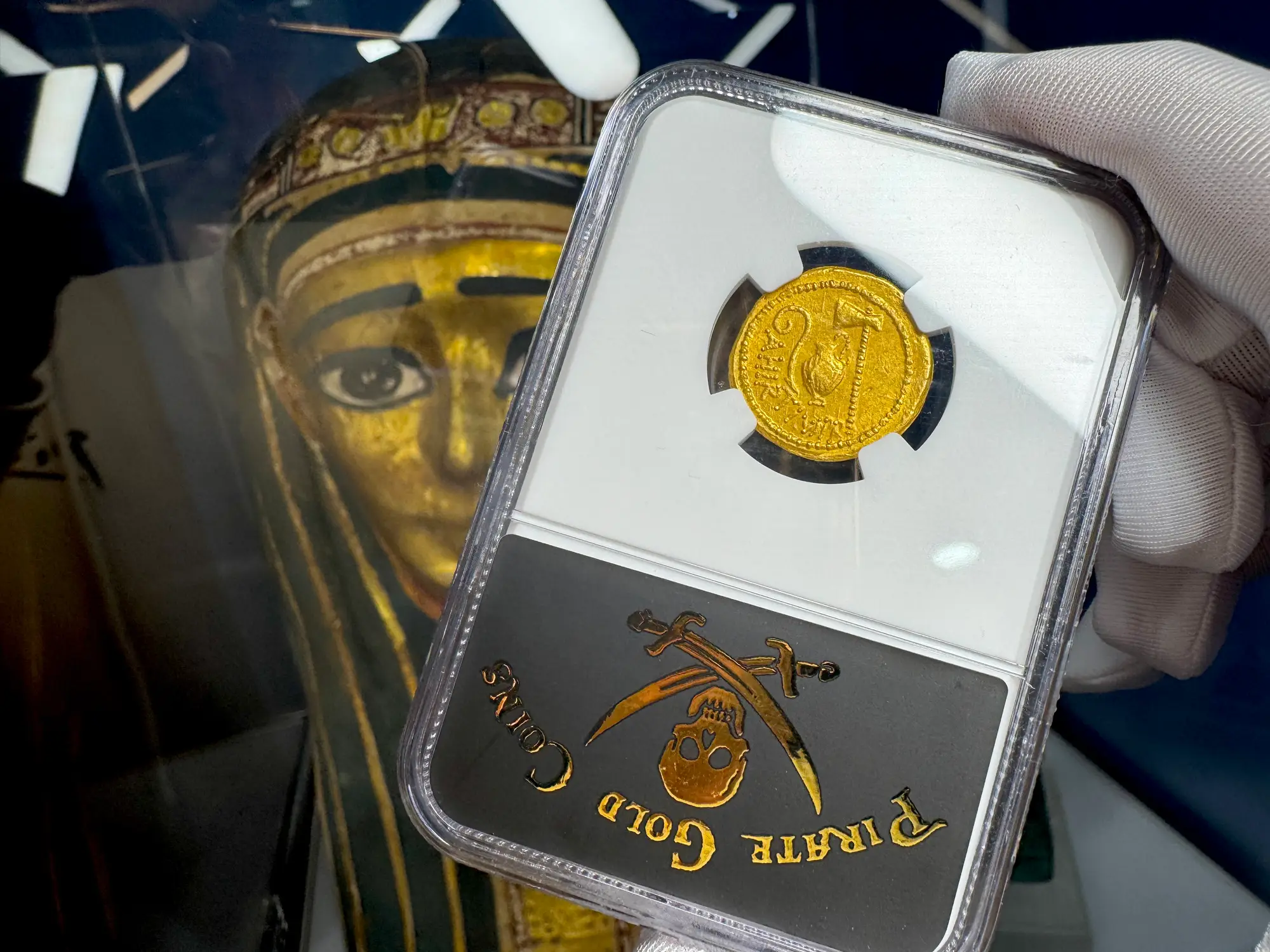 Roman Imperatorial "Julius Caesar" 44BC Aureus NGC Ch XF 10