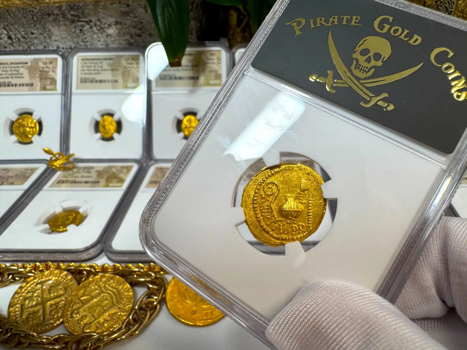 Roman Imperatorial "Julius Caesar 1st of 12 Caesars" 44BC Aureus NGC XF #776-001 17