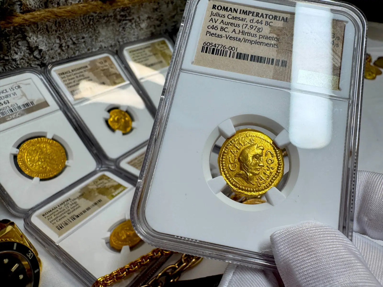 Roman Imperatorial "Julius Caesar 1st of 12 Caesars" 44BC Aureus NGC XF #776-001 8