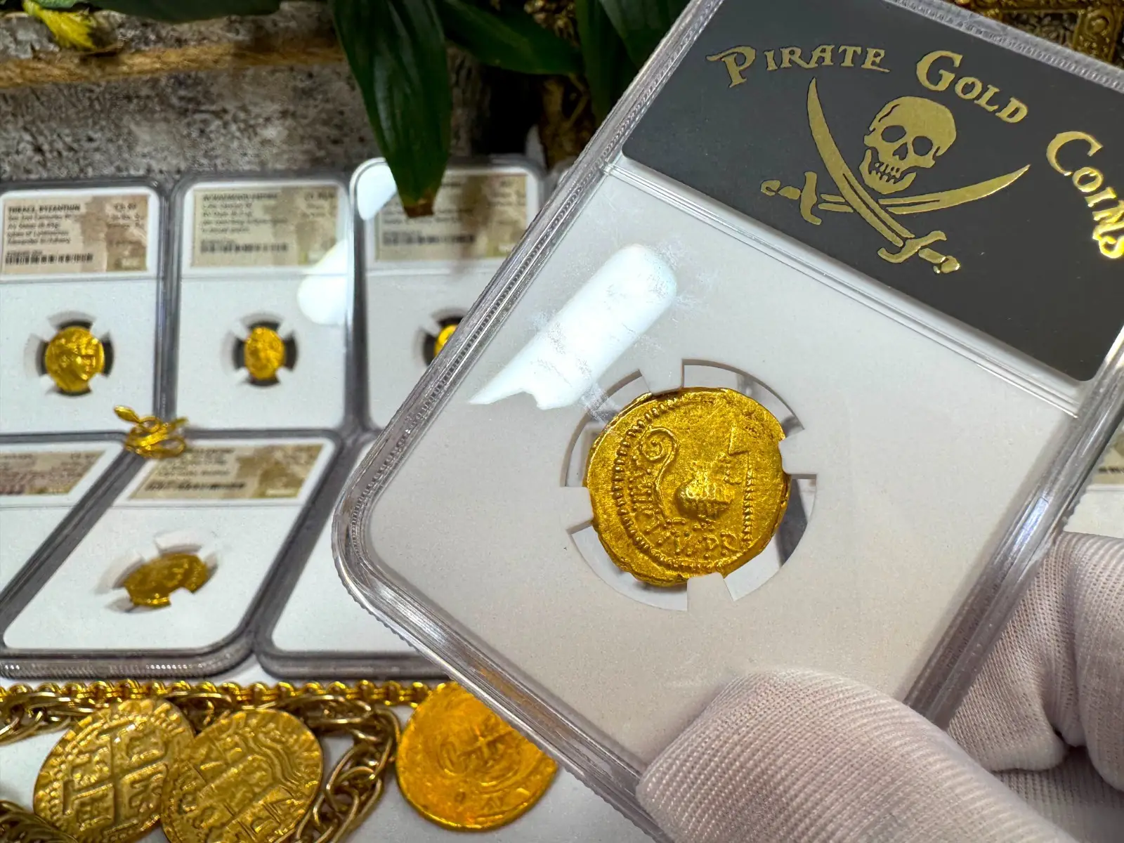 Roman Imperatorial "Julius Caesar 1st of 12 Caesars" 44BC Aureus NGC XF #776-001 10