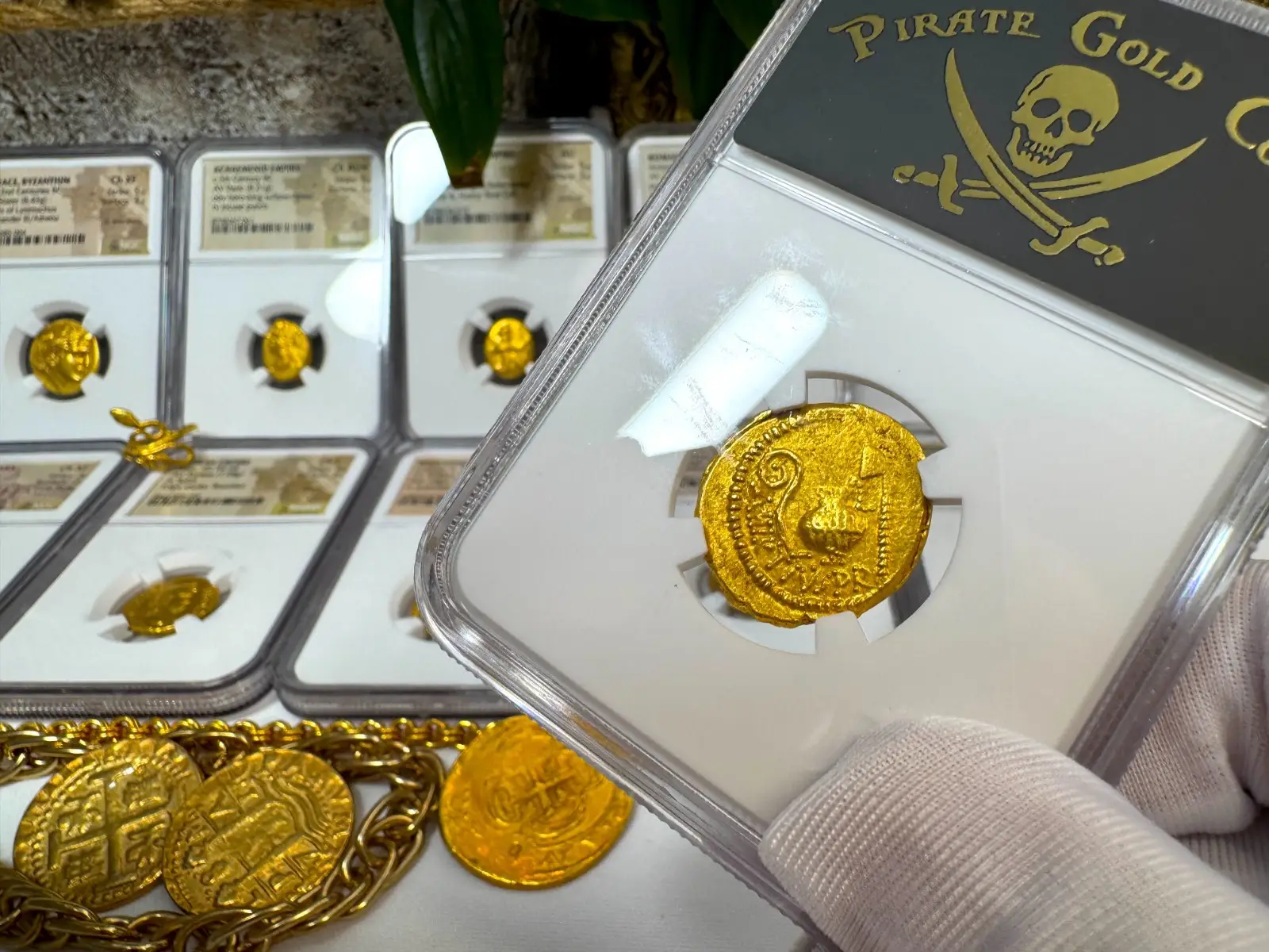 Roman Imperatorial "Julius Caesar 1st of 12 Caesars" 44BC Aureus NGC XF #776-001 18