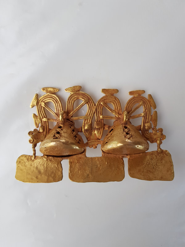 Diquis Gold Pendant Depicting Two Frog Figures 7