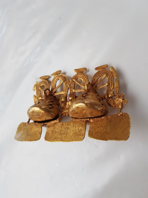 Diquis Gold Pendant Depicting Two Frog Figures 3