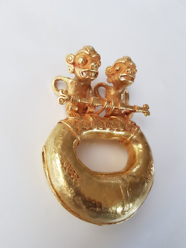 Diquis Gold Pendant Depicting Double-Monkey Figures On Top of a Ring 4
