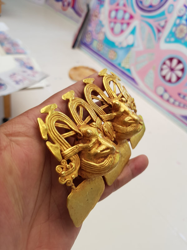 Diquis Gold Pendant Depicting Two Frog Figures 4