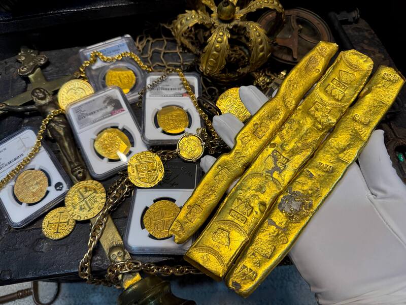 Peru 8 Escudos 1698 "1715 Fleet Shipwreck" NGC 58 43