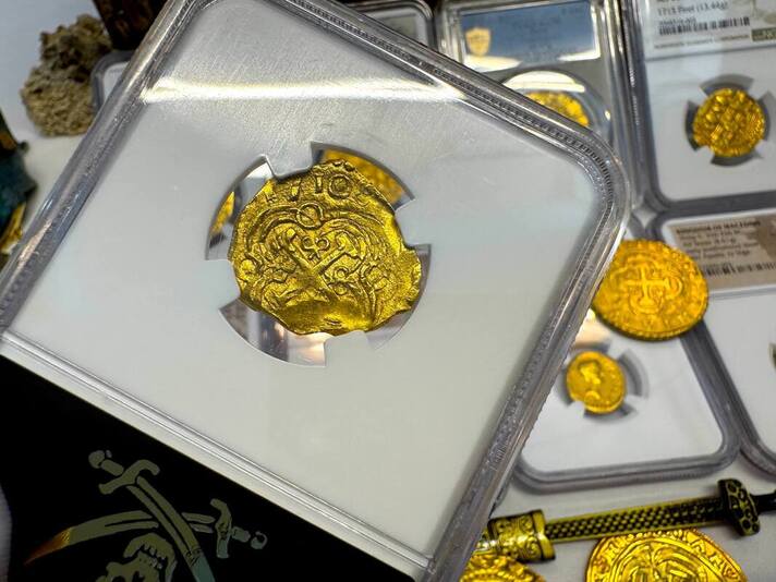 1694-1715 | Colombia 2 Escudos | Pirate Gold Coins 43