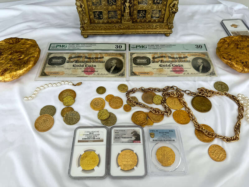 *Pair* FR 1218 $1,000 Gold Certificates! PCGS 30 17