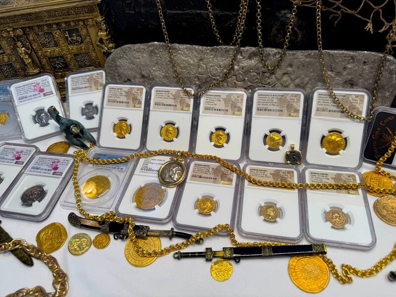 Roman Empire "Vespasian" Aureus NGC ChF 5x3 26