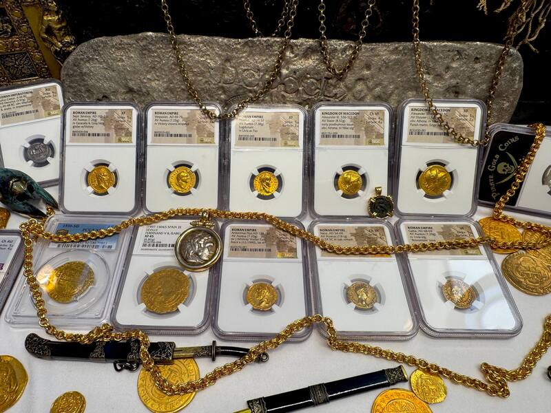 Roman Empire "Vespasian" Aureus NGC ChF 5x3 16