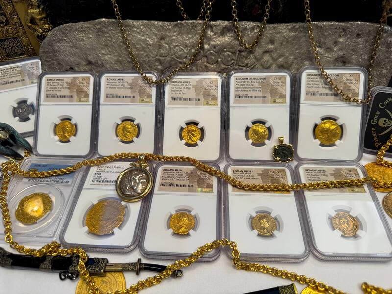 Roman Empire "Tiberius" Aureus NGC XF 5x2 13