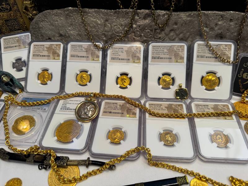 Roman Empire "Tiberius" Aureus NGC XF 5x2 22