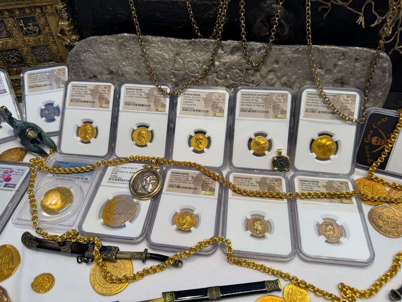 Roman Empire "Vespasian" Aureus NGC ChF 5x3 27