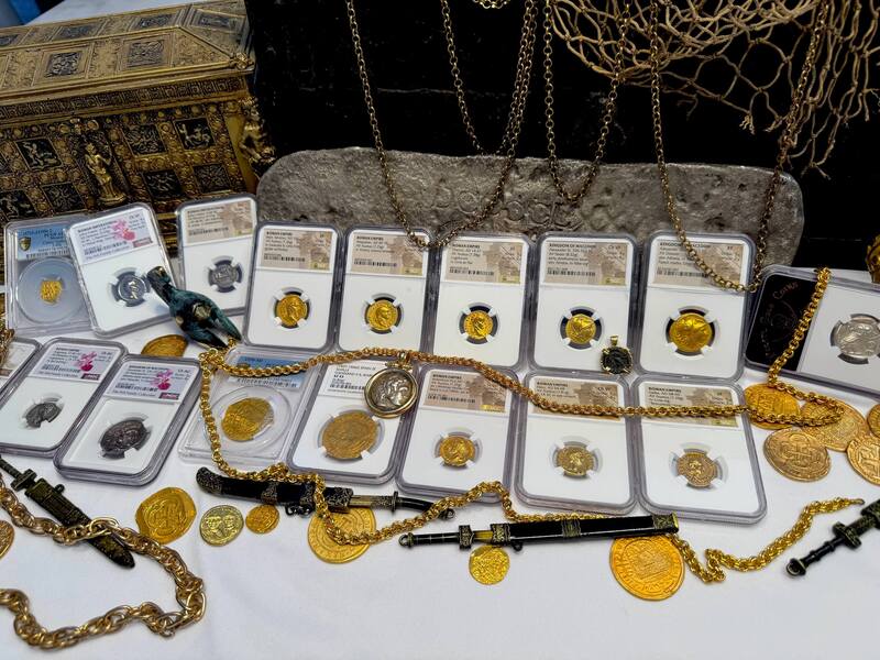 Roman Empire "Vespasian" Aureus NGC ChF 5x3 15