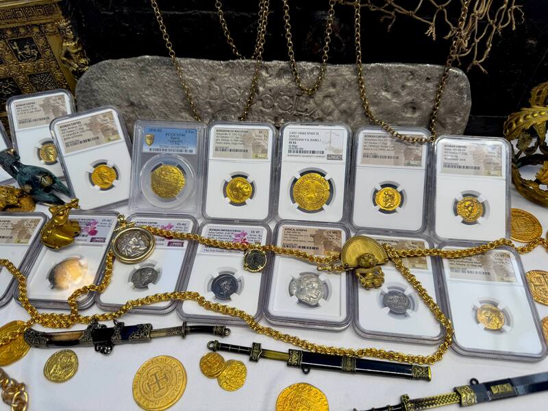 Roman Empire "Septimius Severus" Aureus NGC XF 5x1 62