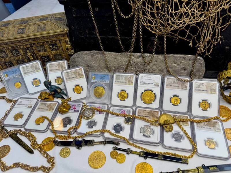 Roman Empire "Septimius Severus" Aureus NGC XF 5x1 63