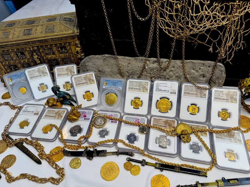 Roman Empire "Septimius Severus" Aureus NGC XF 5x1 64