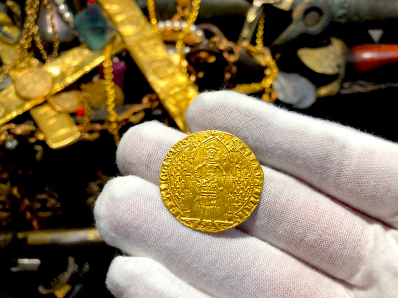 France 1364 "King Charles V" 14kt Gold Bezel Pendant 4