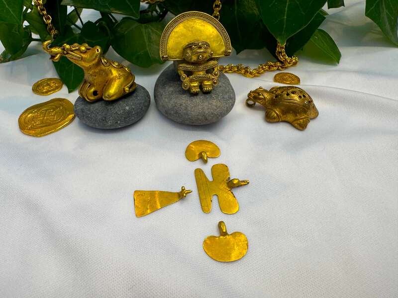 Tairona Gold Chief Pendant 600BC - 100AD Figurine + 4 Attachments 7