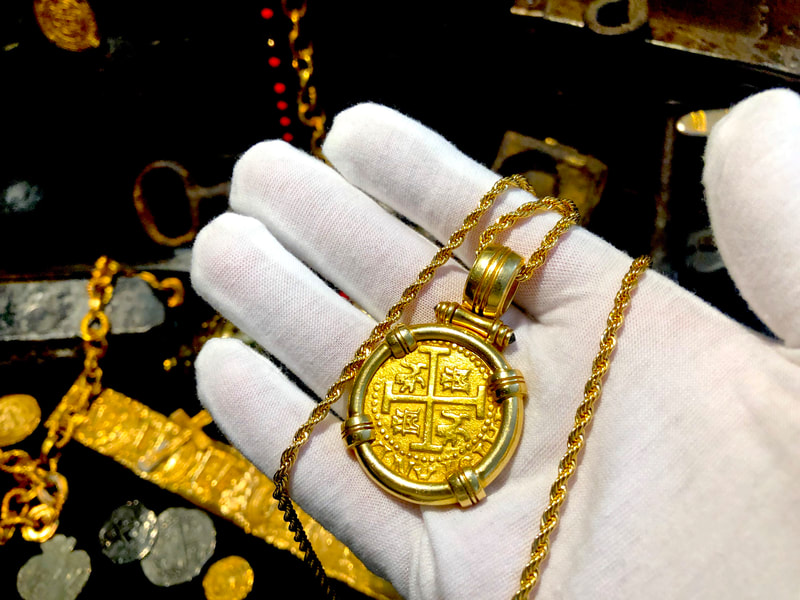 Peru 8 Escudos 1711 Pendant 33