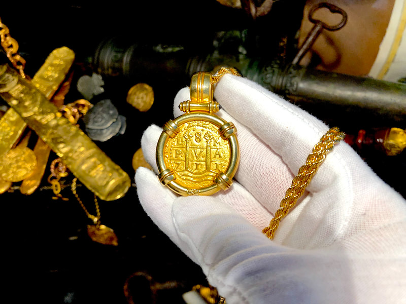 Peru 8 Escudos 1711 Pendant 15