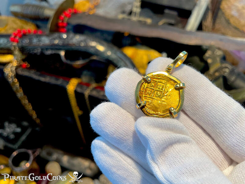 Colombia 2 Escudos Pendant 9