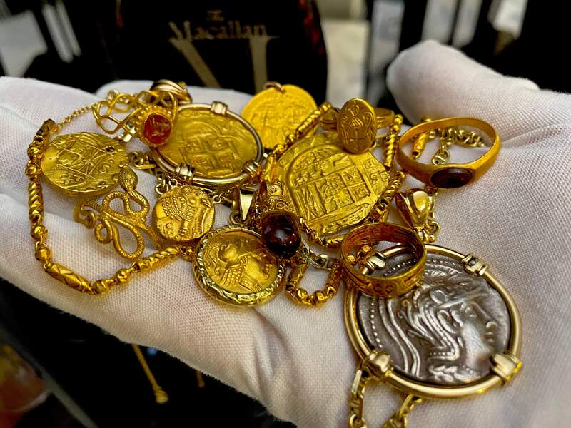 Roman Gold Ring with Mercury Gemstone 8