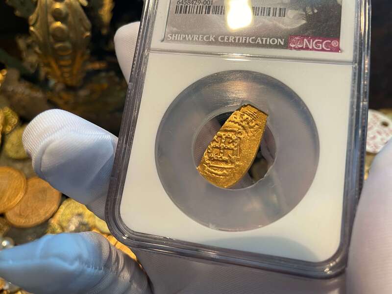 Mexico 1 Escudo 1679-98 "Jeweled Cross" NGC 62 3