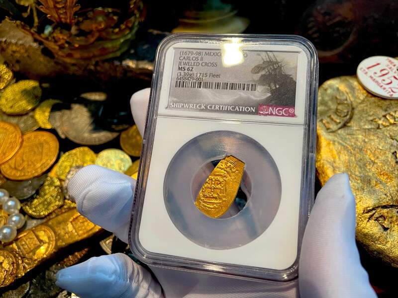 Mexico 1 Escudo 1679-98 "Jeweled Cross" NGC 62 4