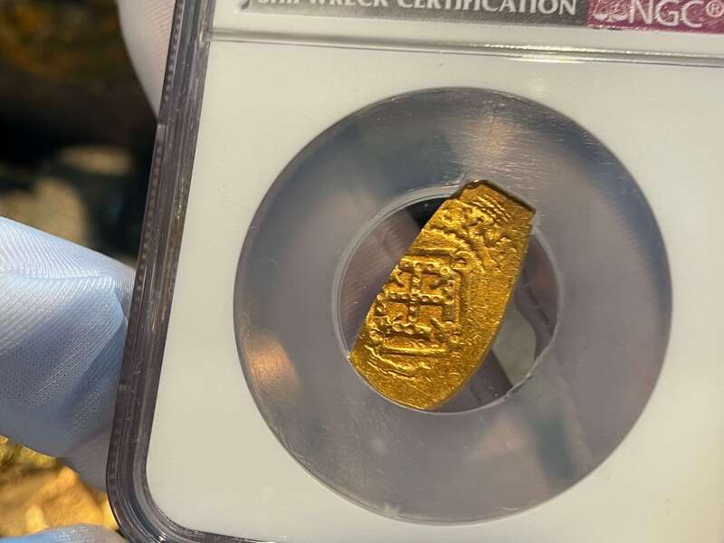 Mexico 1 Escudo 1679-98 "Jeweled Cross" NGC 62 5