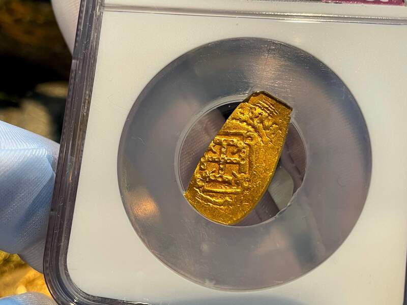 Mexico 1 Escudo 1679-98 "Jeweled Cross" NGC 62 6