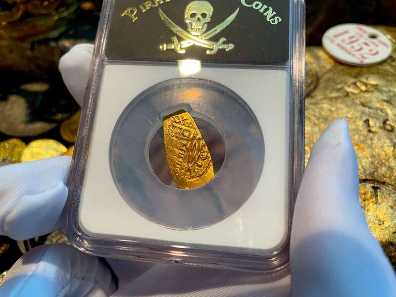 Mexico 1 Escudo 1679-98 "Jeweled Cross" NGC 62 9