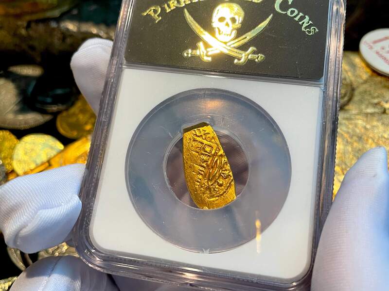 Mexico 1 Escudo 1679-98 "Jeweled Cross" NGC 62 10