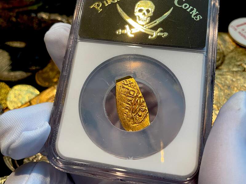 Mexico 1 Escudo 1679-98 "Jeweled Cross" NGC 62 11