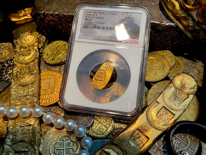 Mexico 1 Escudo 1679-98 "Jeweled Cross" NGC 62 12