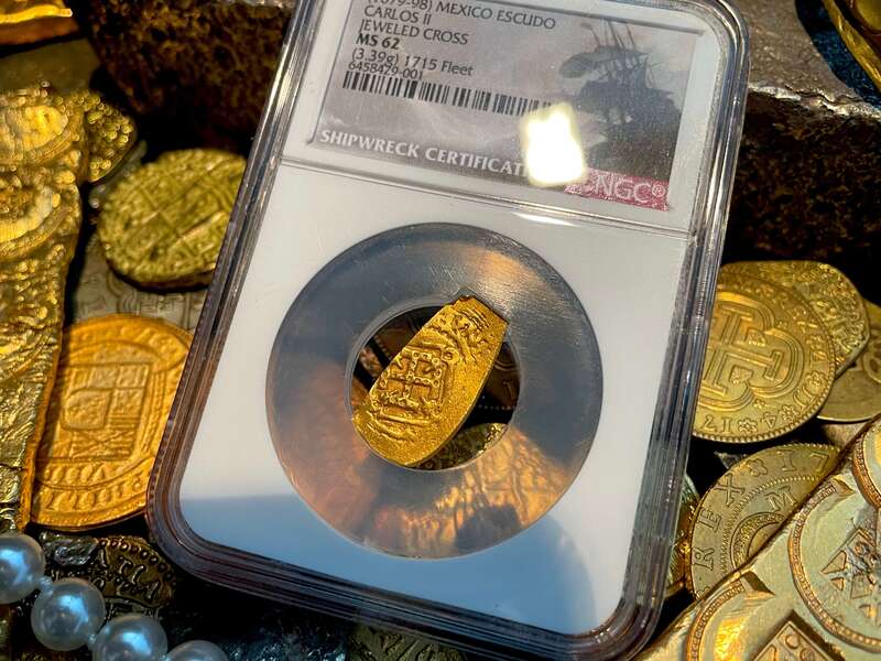 Mexico 1 Escudo 1679-98 "Jeweled Cross" NGC 62 13