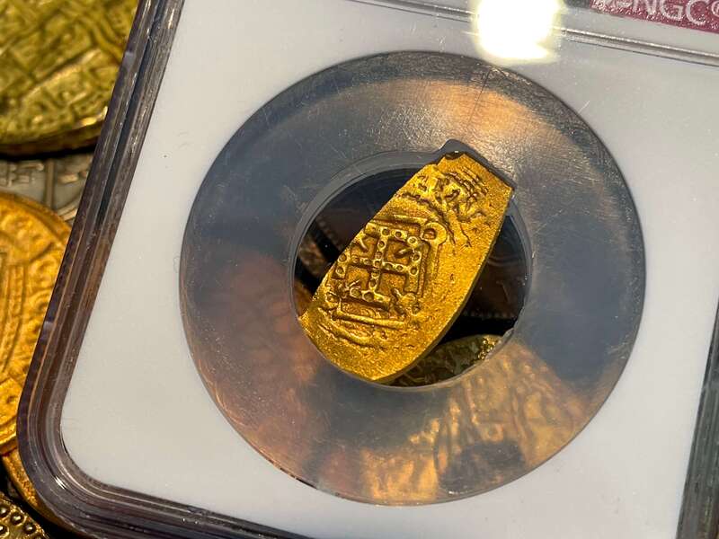 Mexico 1 Escudo 1679-98 "Jeweled Cross" NGC 62 14