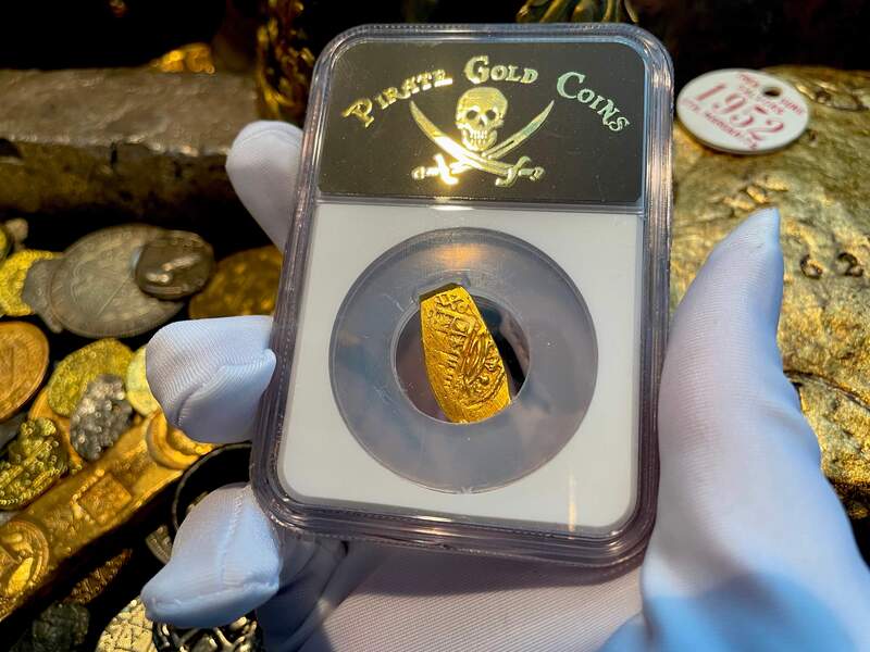 Mexico 1 Escudo 1679-98 "Jeweled Cross" NGC 62 16