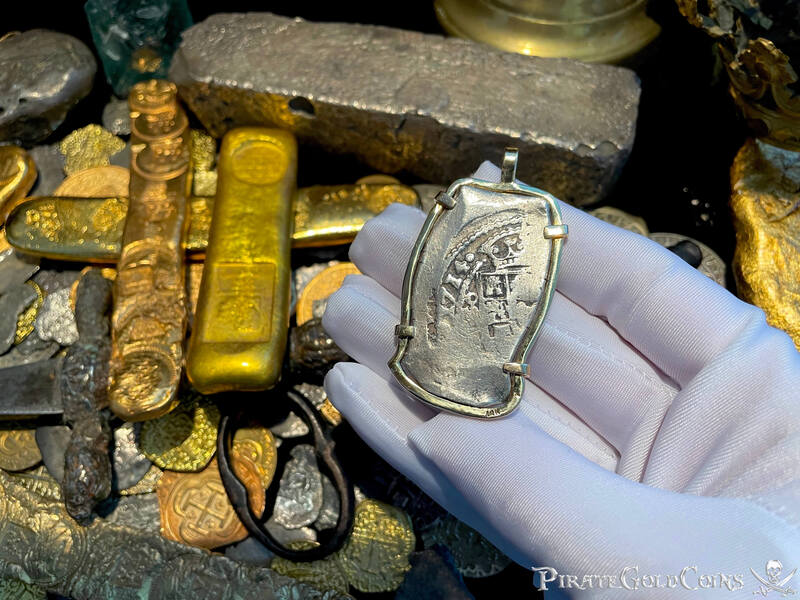 Mexico 8 Reales 1714 "Dated! Pendant Gold Bezel 4
