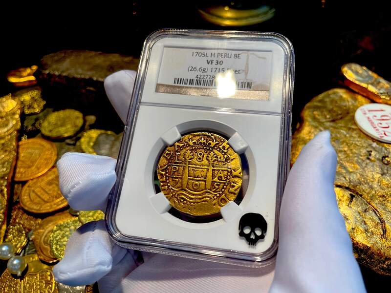 Peru 8 Escudos 1705 NGC 30 9