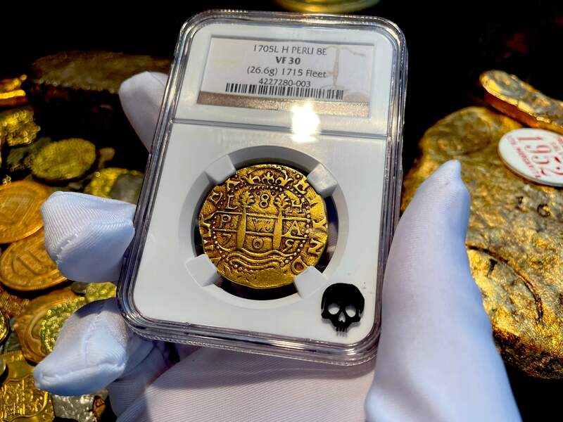Peru 8 Escudos 1705 NGC 30 12