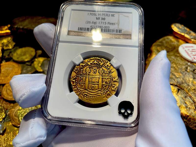 Peru 8 Escudos 1705 NGC 30 16