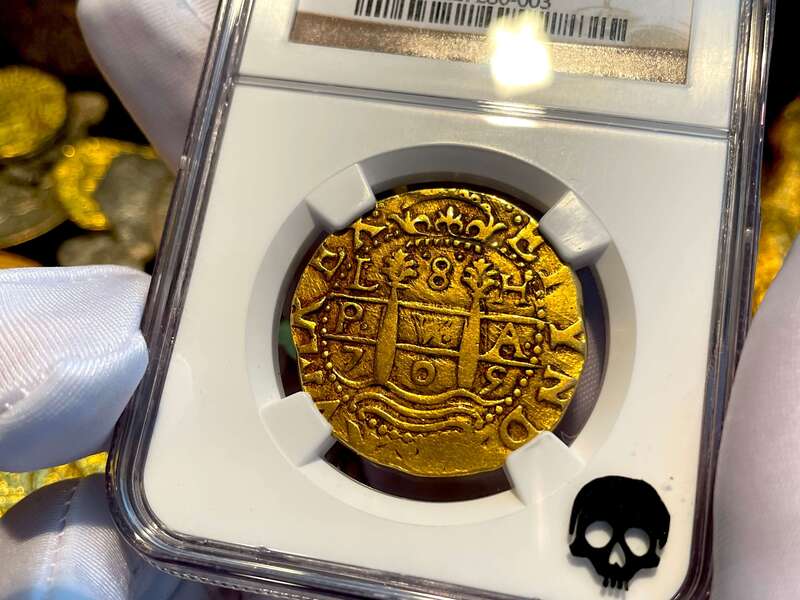 Peru 8 Escudos 1705 NGC 30 18
