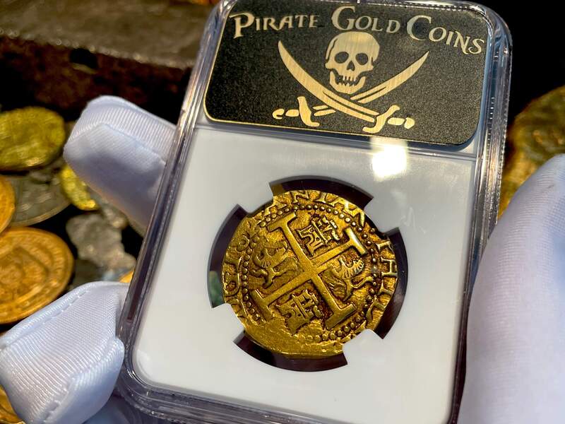 Peru 8 Escudos 1705 NGC 30 15