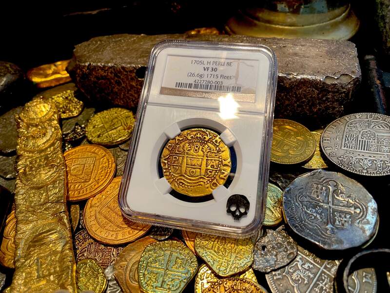 Peru 8 Escudos 1705 NGC 30 21
