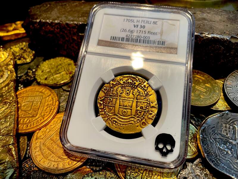 Peru 8 Escudos 1705 NGC 30 10
