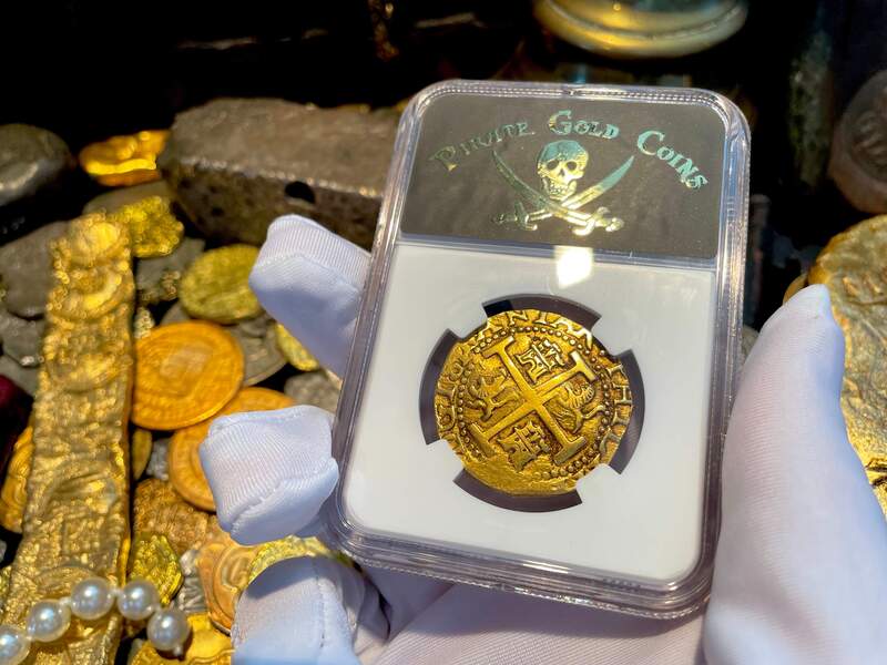 Peru 8 Escudos 1705 NGC 30 24