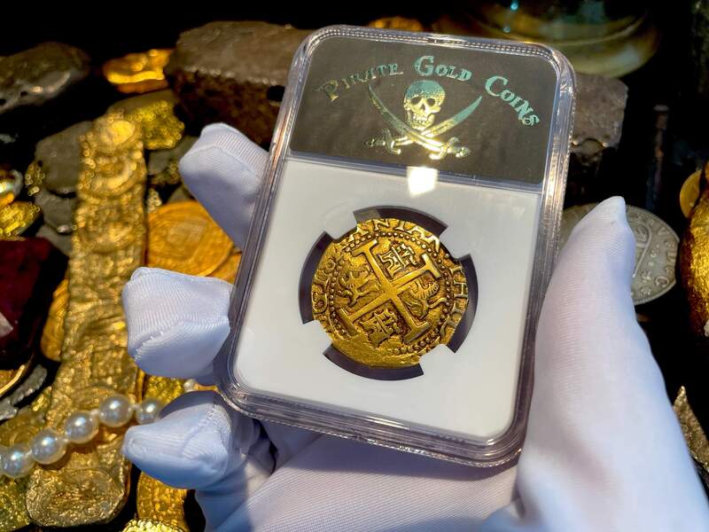 Peru 8 Escudos 1705 NGC 30 25